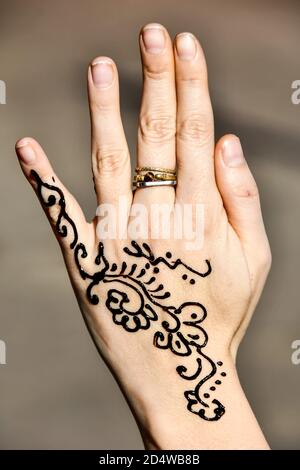 Tatoo Henna und Hand mit Ring, Foto als Hintergrund Stockfoto