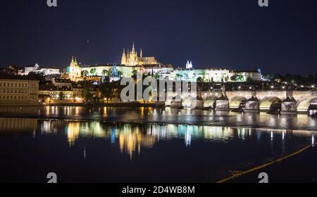 Pargue charles Brücke und prager Burg bei Nacht Reflexionen Fluss Stockfoto