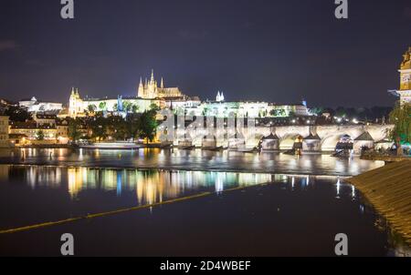 Pargue charles Brücke und prager Burg bei Nacht Reflexionen Fluss Stockfoto