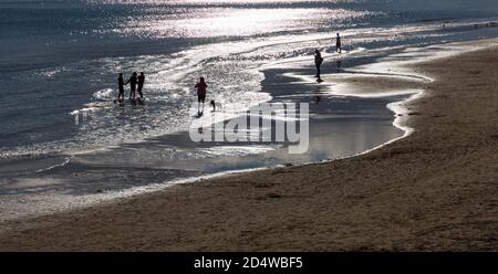 Bournemouth, Dorset, Großbritannien. Oktober 2020. UK Wetter: Figuren im Sonnenlicht in der schönen Abendsonne an Bournemouth Strände silhouetted. Quelle: Carolyn Jenkins/Alamy Live News Stockfoto