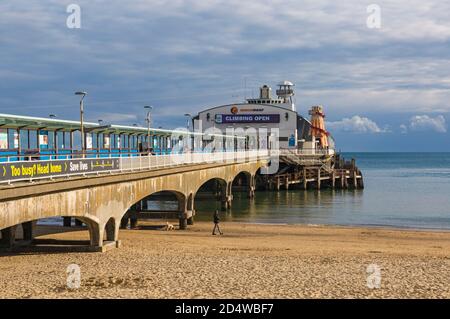 Bournemouth, Dorset, Großbritannien. Oktober 2020. Wetter in Großbritannien: Besucher genießen die herrliche Abendsonne an den Stränden von Bournemouth. Quelle: Carolyn Jenkins/Alamy Live News Stockfoto