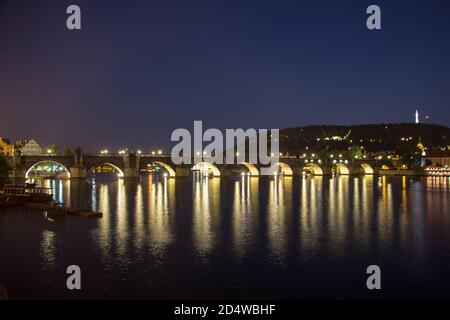 Pargue charles Brücke von Nacht Reflexionen Fluss Stockfoto