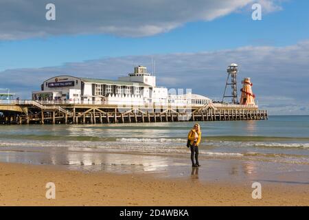 Bournemouth, Dorset, Großbritannien. Oktober 2020. Wetter in Großbritannien: Besucher genießen die herrliche Abendsonne an den Stränden von Bournemouth. Quelle: Carolyn Jenkins/Alamy Live News Stockfoto