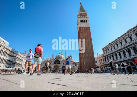 Tourismus am Markusplatz (St. Markusplatz) mit campanile und Basilica di San Marco Kathedrale. Stockfoto