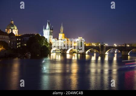 Pargue charles Brücke bei Nacht Reflexionen Fluss bewegte Lichter Stockfoto