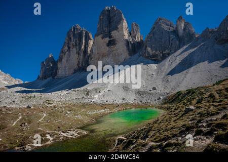 Drei Zinnen von Lavaredo ('drei Gipfel des Lavaredo') Berge mit den Laghi dei Piani Seen in den Sexten Dolomiten, europäische Alpen, in Norditalien. Stockfoto