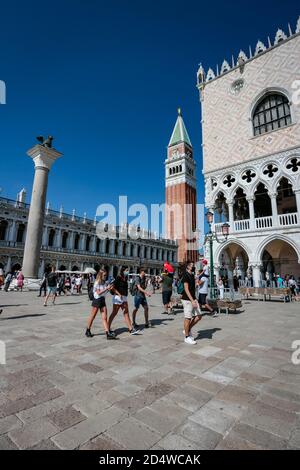 Neue normale Tourismus am Piazza San Marco (St. Markusplatz), Venedig, Italien, während der Coronavirus-Pandemie mit Touristen, die Gesichtsmasken tragen. Stockfoto