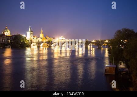 Pargue charles Brücke bei Nacht Reflexionen Fluss bewegte Lichter Stockfoto