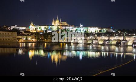 Pargue charles Brücke und prager Burg bei Nacht Reflexionen Fluss Stockfoto