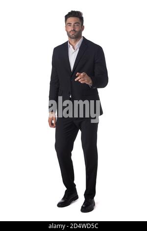 In voller Länge Porträt von jungen gut aussehenden Geschäftsmann zeigt auf die Kamera isoliert auf weißem Hintergrund, Geschäftsleute Stockfoto
