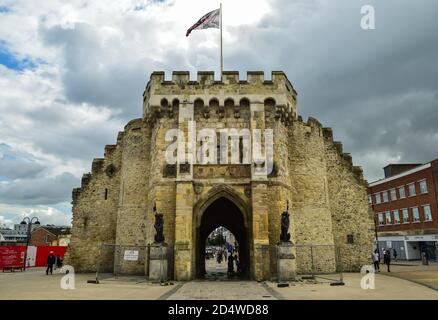 Bargate ist ein denkmalgeschütztes mittelalterliches Torhaus im Stadtzentrum von Southampton, England Stockfoto