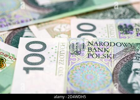 Makrofoto von der Vorderseite einer polnischen 100 PLN Banknote, Nahaufnahme der Inschriften. Stockfoto