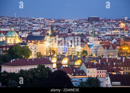 Blick auf die Karlsbrücke prag Altstadt skyview bei Nacht Stockfoto