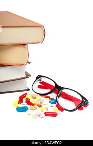 Stapel von Büchern und Pillen, Kapseln isoliert auf weißem Hintergrund. Arzneimittel. Medikamente und Medikamente. Stockfoto