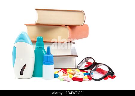 Stapel von Büchern und Pillen, Kapseln isoliert auf weißem Hintergrund. Arzneimittel. Medikamente und Medikamente. Stockfoto