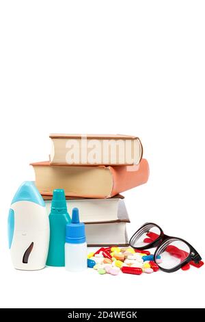 Stapel von Büchern und Pillen, Kapseln isoliert auf weißem Hintergrund. Arzneimittel. Medikamente und Medikamente. Stockfoto