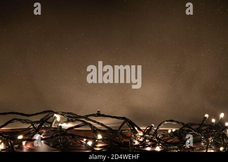 led weihnachtsbeleuchtung auf Holz und hellen weißen Hintergrund. weihnachtsdekoration. weihnachtskarte Bild Stockfoto