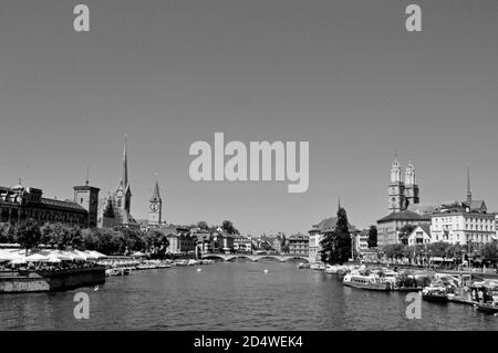 Stadt Zürich ist seit Jahren unter den Top fünf Städten rund um die Welt mit den höchsten Lebensstandard. Blick vom Bellevue Brücke hinunter die Limmat ri Stockfoto