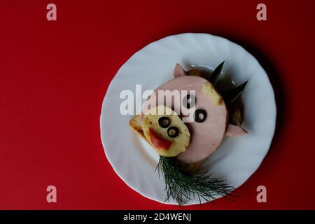 Lustige Sandwich mit essbaren Symbol von 2021 Stier Kuh aus Toast Brot, Wurst und Käse, Frühstück Idee für Kinder. Urlaub, Feier, Essen Kunst. Stockfoto