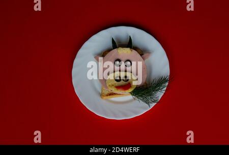 Lustige Sandwich mit essbaren Symbol von 2021 Stier Kuh aus Toast Brot, Wurst und Käse, Frühstück Idee für Kinder. Urlaub, Feier, Essen Kunst. Stockfoto