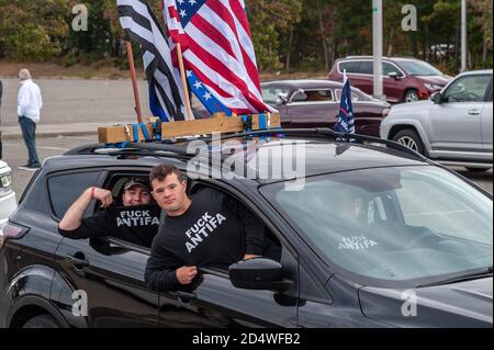 Junge Trump-Anhänger zeigen stolz ihre Antifa-Shirts, während der Trump-Konvoi am 11. Oktober 2020 auf dem Long Island Expressway in New York auf den Weg zu einer Kundgebung geht. (Foto von Gabriele Holtermann/Sipa USA) Quelle: SIPA USA/Alamy Live News Stockfoto