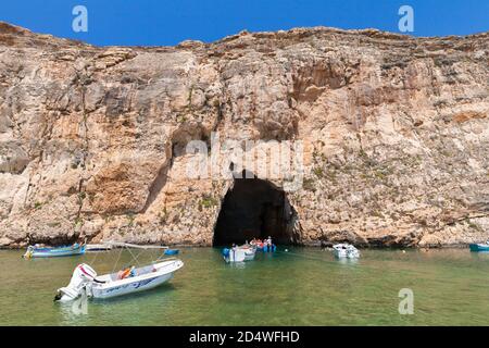 Gozo, Malta - 26. August 2019: Binnenmeer-Tauchplätze, Touristen erkunden Höhle auf Motorbooten Stockfoto