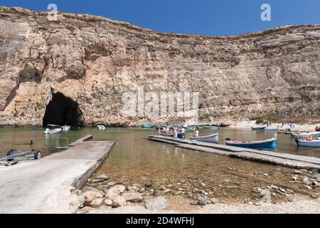 Gozo, Malta - 26. August 2019: Binnenmeer-Tauchplätze, Touristen erkunden Höhlen auf Booten Stockfoto