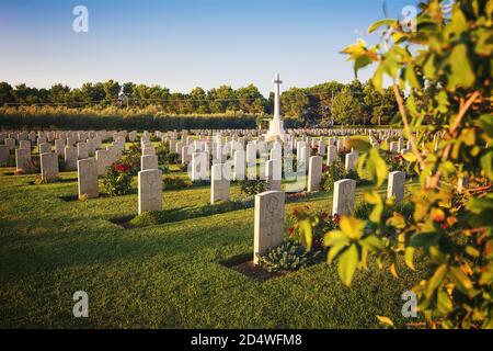 Grabsteine auf dem kanadischen Friedhof von Soldaten, die während gefallen Der zweite Weltkrieg in Ortona in der Provinz Chieti (Italien) Stockfoto