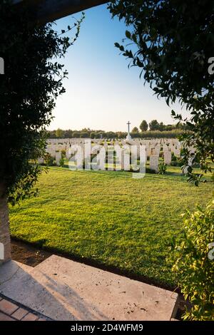 Grabsteine auf dem kanadischen Friedhof von Soldaten, die während gefallen Der zweite Weltkrieg in Ortona in der Provinz Chieti (Italien) Stockfoto