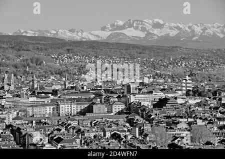 Panoramablick von Zürich-City mit den Alpen im Hintergrund von Switzerlands zweite höchste Wolkenkratzer Stockfoto