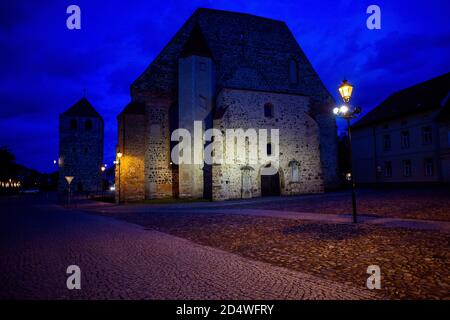 Zerbst, Deutschland. Oktober 2020. Die Nacht ist über die teilweise Ruinen der Stiftskirche und Hofkirche St. Bartholomäus gefallen. Die Kirche wurde zu Beginn des 13. Jahrhunderts als romanische Basilika erbaut und wurde im Laufe der Jahrhunderte mehrfach im gotischen, Renaissance- und Barockstil erweitert. Die Kirche wurde in den letzten Wochen des Zweiten Weltkriegs bei einem Bombenangriff zerstört. Nur ein Teil der Kirche konnte erhalten bleiben. Auf der linken Seite sehen Sie den dicken Turm. Quelle: Klaus-Dietmar Gabbert/dpa-Zentralbild/ZB/dpa/Alamy Live News Stockfoto