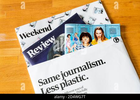 Ab Oktober 2020 wird die Zeitung Guardian recycelbare Papierumschläge verwenden, um ihre Wochenend-Zeitschriftenbeilagen aufzubewahren. Stockfoto