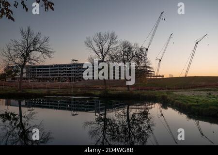 Clay, New York, USA. 11. Oktober 2020. Neue Amazon-Anlage in Clay, New York bei Sonnenaufgang im Bau Stockfoto