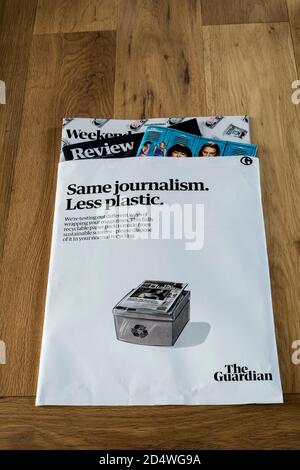 Ab Oktober 2020 wird die Zeitung Guardian recycelbare Papierumschläge verwenden, um ihre Wochenend-Zeitschriftenbeilagen aufzubewahren. Stockfoto