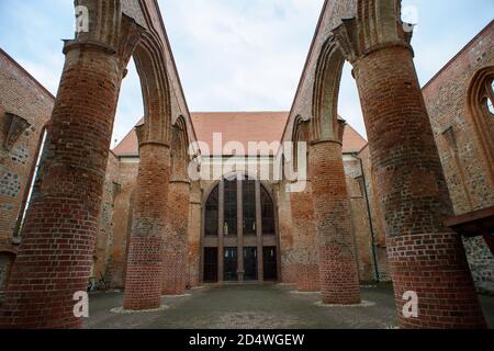 Zerbst, Deutschland. Oktober 2020. Die Säulen der Seitenschiffe der teilweisen Ruine der Stiftskirche und Hofkirche St. Bartholomäus. Die Kirche wurde zu Beginn des 13. Jahrhunderts als romanische Basilika erbaut und im Laufe der Jahrhunderte mehrfach im gotischen, Renaissance- und Barockstil erweitert. Die Kirche wurde in den letzten Wochen des Zweiten Weltkriegs bei einem Bombenangriff zerstört. Nur ein Teil der Kirche konnte erhalten bleiben. Quelle: Klaus-Dietmar Gabbert/dpa-Zentralbild/ZB/dpa/Alamy Live News Stockfoto