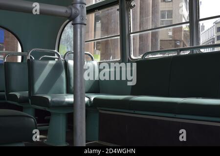 Leeres Innere des restaurierten alten Busses Stockfoto