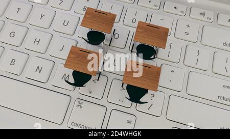 Digitales Klassenzimmer-Konzept für Online-Bildung. Moderne Klassenzimmer Holztische auf den Laptops weiße Tastatur. 3D-Rendering Stockfoto