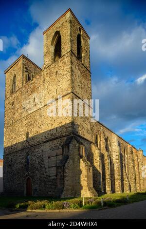 Zerbst, Deutschland. Oktober 2020. Das letzte Licht des Tages leuchtet auf den Ruinen der Kirche Sankt Nicolai. Die Kirche wurde im 12. Jahrhundert als romanische Basilika erbaut und in vielen Jahrzehnten des 15. Jahrhunderts in eine gotische Hallenkirche umgewandelt. Bis zu seiner Zerstörung bei einem Bombenangriff am 16. April 1945 galt sie als das größte Kirchengebäude Anhalts. Quelle: Klaus-Dietmar Gabbert/dpa-Zentralbild/ZB/dpa/Alamy Live News Stockfoto