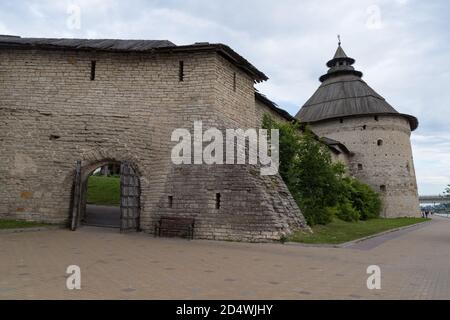 Pokrowskaja Turm und Mauern der Pskow Festung. Pskov Stadt, Pskov Region (Pskovskaya Oblast), Russland. Stockfoto