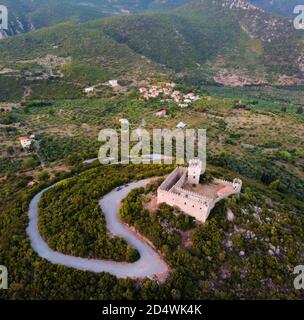 Luftaufnahme des Kapetanakis Turms in der Dämmerung in Messinia Region, Griechenland Stockfoto