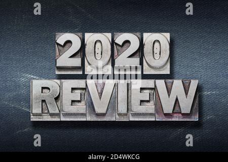 Testbericht 2020 Phrase aus Metallic-Buchdruck auf dunklen Jeans Hintergrund Stockfoto