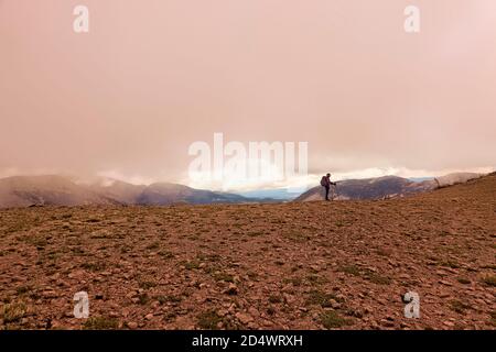 Wandern im Nebel auf dem 485 Mile Colorado Trail, Colorado Stockfoto