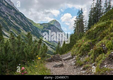 Panorama-Berglandschaft in den österreichischen alpen. Wanderweg führt durch eine Panorama-Berglandschaft in Österreich. Stockfoto