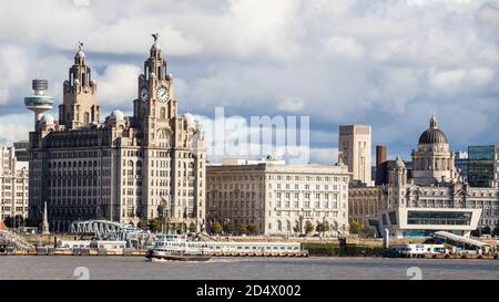 Fähre über die Mersey gesehen im Oktober 2020 mit dem legendären Liverpool Waterfront im Hintergrund. Stockfoto