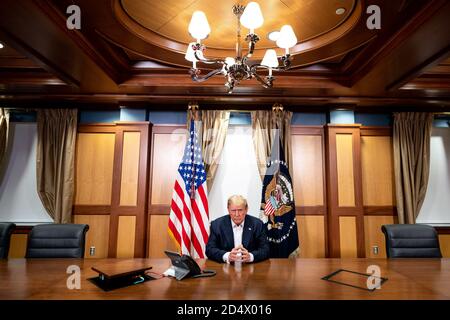 Bethesda, Vereinigte Staaten Von Amerika. Oktober 2020. Präsident Donald J. Trump wird am Mittwoch, den 7. Oktober 2020, an seinem Schreibtisch im Oval Office des Weißen Hauses gesehen. Personen: Präsident Donald Trump Kredit: Storms Media Group/Alamy Live News Stockfoto