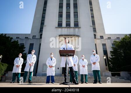 Bethesda, Vereinigte Staaten Von Amerika. Oktober 2020. Arzt des Präsidenten Dr. Sean Conley, begleitet von Mitgliedern des medizinischen Teams von PresidentÕs, liefert ein Update über die Gesundheit von Präsident Donald J. Trump an die Mitglieder der Presse Sonntag, 4. Oktober 2020, im Walter Reed National Military Medical Center in Bethesda, MD. Personen: Dr. Sean Conley Quelle: Storms Media Group/Alamy Live News Stockfoto