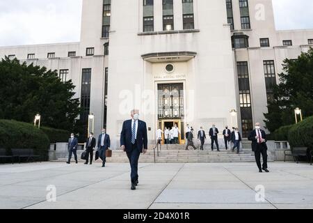 Bethesda, Vereinigte Staaten Von Amerika. Oktober 2020. Präsident Donald J. Trump verlässt das Walter Reed National Military Medical Center in Bethesda, MD. Montag, 5. Oktober 2020, auf dem Weg zum Weißen Haus. Personen: Präsident Donald Trump Kredit: Storms Media Group/Alamy Live News Stockfoto