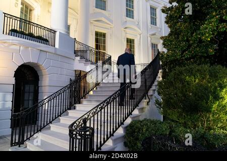 Washington, Vereinigte Staaten Von Amerika. Oktober 2020. Präsident Donald J. Trump geht die Stufen des Südportikus hinauf zum Balkon des Blauen Zimmers des Weißen Hauses Montag, 5. Oktober 2020, nach seiner Rückkehr vom Walter Reed National Military Medical Center in Bethesda, MD Personen: Präsident Donald Trump Kredit: Storms Media Group/Alamy Live News Stockfoto