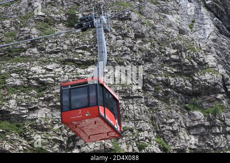 Eine Seilbahn, die den Berg hinunter fährt. Hochwertiges Foto einer Standseilbahn Stockfoto