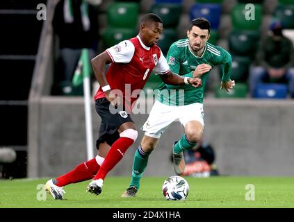 Der Österreicher David Alaba (links) und der nordirische Conor McLaughlin kämpfen während des UEFA Nations League-Spiels Gruppe 1, Liga B im Windsor Park, Belfast, um den Ball. Stockfoto